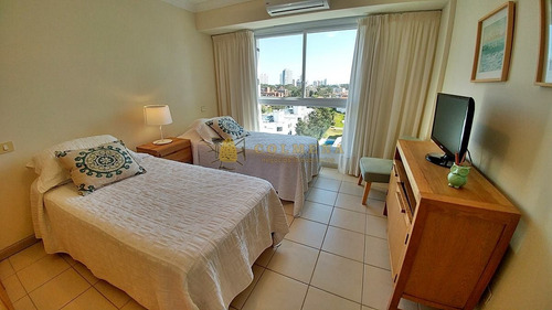 Apartamento De 3 Mas Dep. De Servicio Terraza Con Churrasquera En Playa Brava, Punta Del Este!!!!!!- Ref: 1858