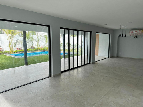Casa Con Alberca Y Seguridad En Fraccionamiento