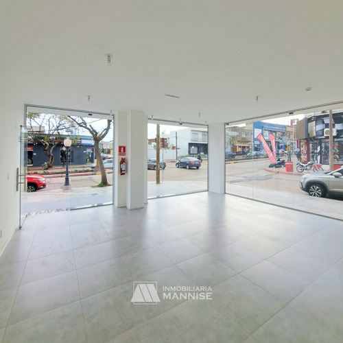 Alquilamos Local Comercial A Estrenar En Edificio España. Local 4