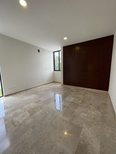 Casa De 4 Recámaras Dentro De Privada Cerca De La Isla, En Cholul