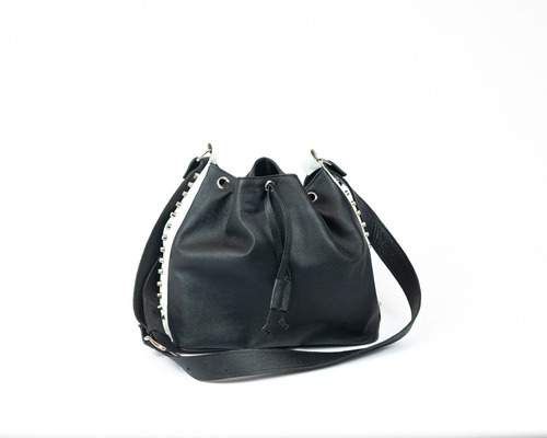 Bolso Tipo Marinero Con Ahorque Y Tachas. 100% Cuero