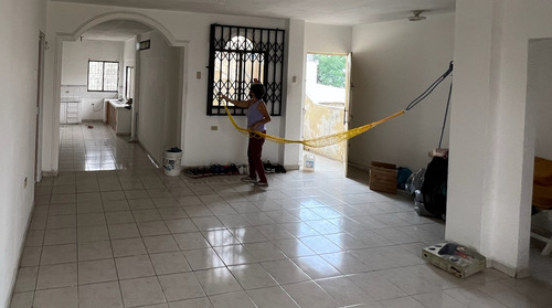 Imagen 2 de 5 de Departamento 1er Piso Av. Orellana Y B. Carrion Alb12, Balcon 16m2 Garaje