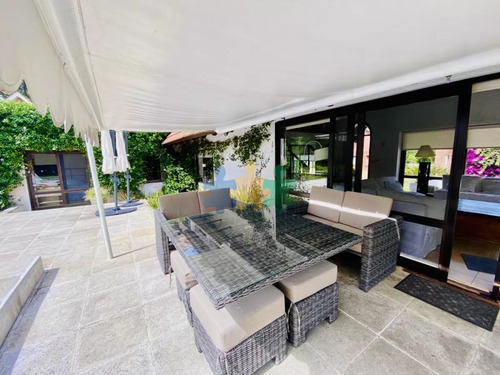 Cómoda Casa De 5 Dormitorios Y Piscina Climatizada En Punta Del Este - Ref : Eqp5579