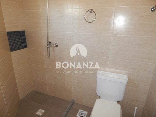 Casa En Alquiler, Piriápolis. 4 Cuadras De La Playa Y Rambla. 2 Dormitorios 2 Baños. Gran Parrillero Techado. Wifi, Aire Acondicionado, Alarma Tv Cable