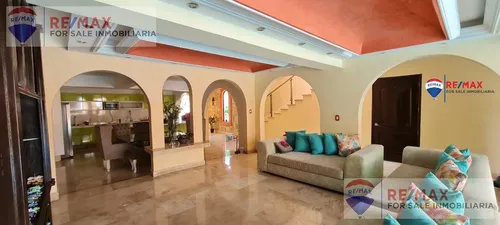 Venta De Casa Con 3 Departamentos En Cuernavaca, Morclave 3934