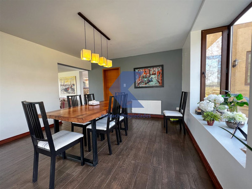 Casa En Venta De 7 Dorm. En Condominio Brisas De Chicureo