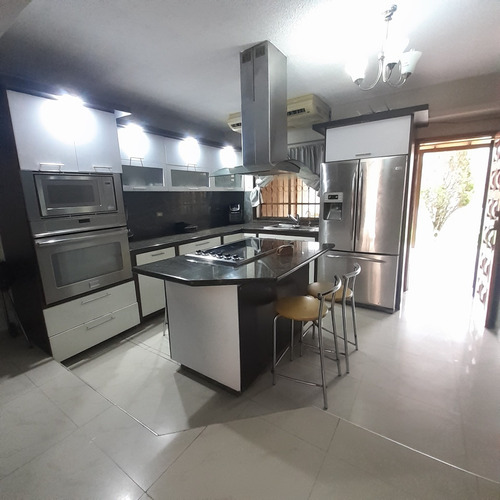 En Venta Cómodo Townhouse En Lecheria . Rosa Maria Evergreen