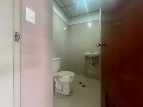 Imagen 8 de 9 de Alquiler De Oficina En C.c. El Portico Naguanagua Cod. 161197 Hm 04245552216