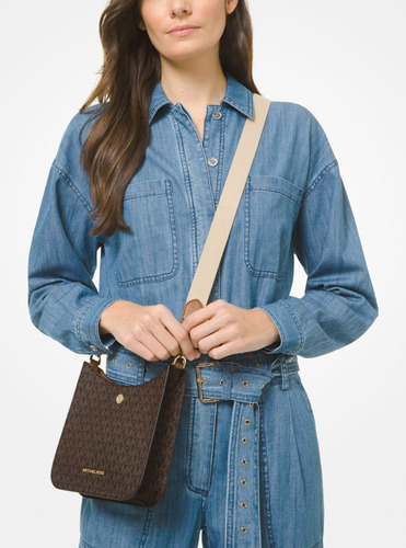 Bolsa Briley Messenger Michael Kors 35s1g7bm1b Café Color Chocolate Diseño de la tela Estampado MK