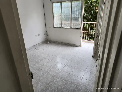 Casa Rentable Con 2 Apartamentos Y Un Local