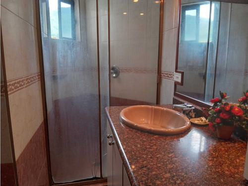 En Venta Amplio Apartamento De 155m2 En El Parral Tcl A 5679055