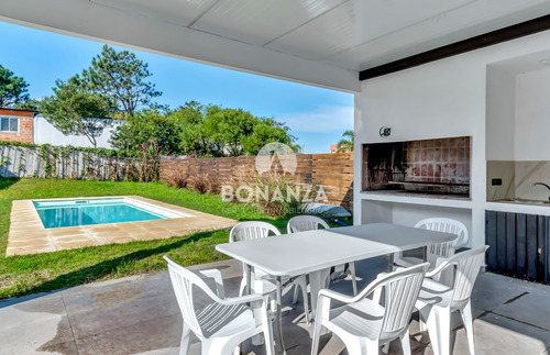 Casa En Venta A 50 Metros De La Playa. Piriápolis - Punta Colorada. Piscina 3 Dormitorios, 3 Baños