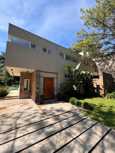 Casa 5 Ambientes Estilo Moderno - Parque Leloir
