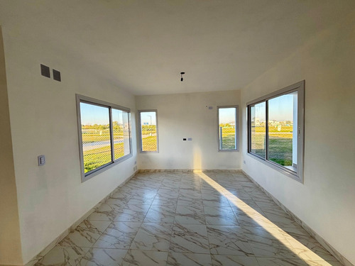 Venta Casa 2 Dormitorios Otros Barrios Con Cochera
