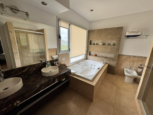 Casa En Tipas Nordelta 280 M2 Cub. Vista Al Lago Venta / Alquila