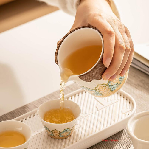 Koi Blessing De Ji Lan: Una Olla Y Dos Tazas De Té De Viaje