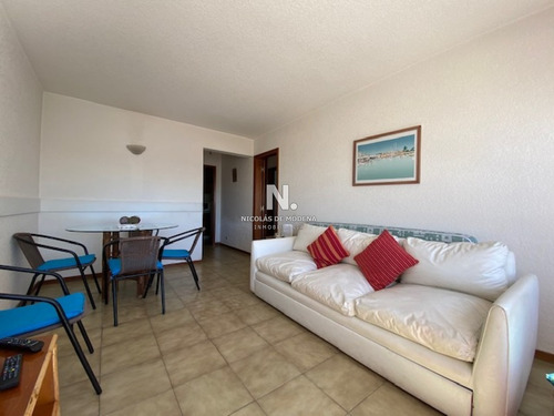 Apartamento En Playa Mansa A 1 Cuadra Del Mar Y A Dos De La Playa Brava-ref:556