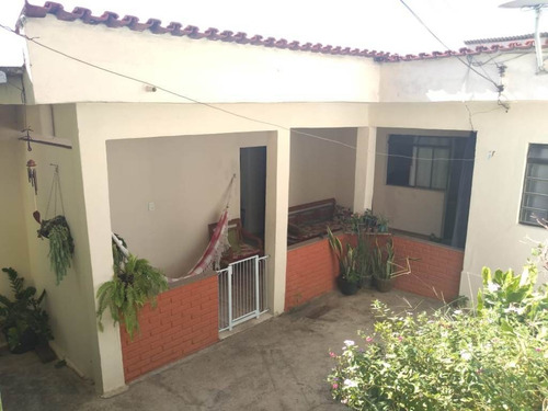 Lote De 360m², Composto De Duas Casas De Dois Quartos - Bhc1611