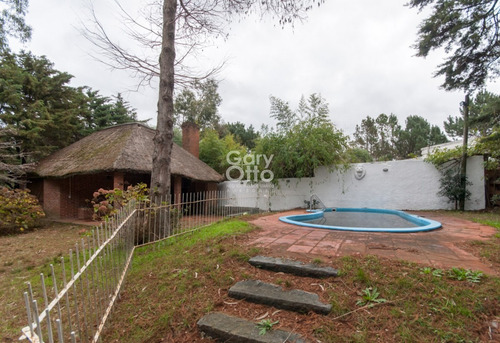 Cabaña Cerca Del Mar, 5 Dormitorios, Piscina Y Parrillero. Pinares, Punta Del Este.- Ref: 23085