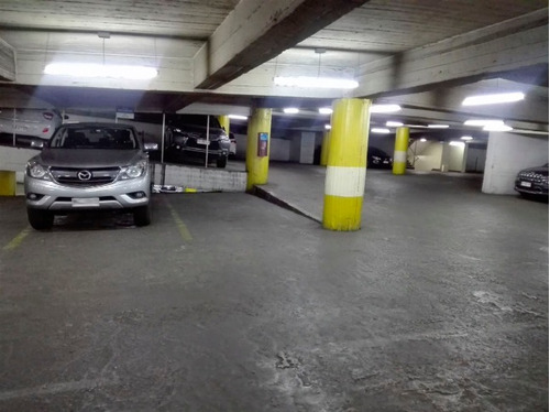 Imagen 1 de 4 de Estacionamiento En Venta En Santiago