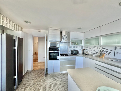 Gran Casa En Primera Línea Con Vista Impresionante, Zapallar