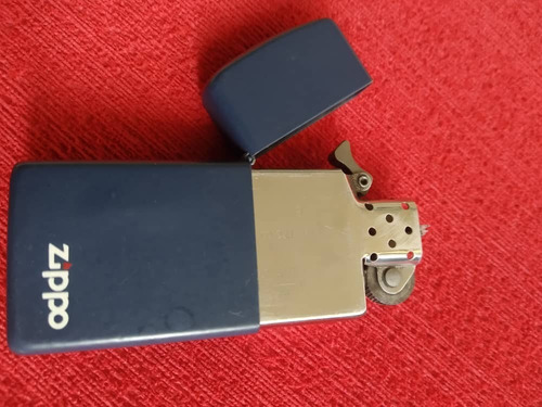 Imagen 4 de 4 de Encendedor Zippo Slim Azul Mate Con Logo De La Marca