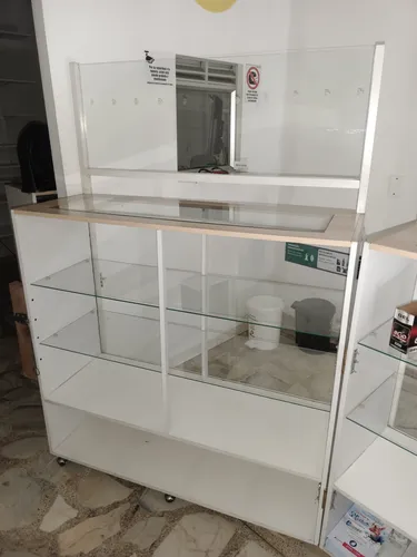 Vitrina En Madera Rh Y Vidrio, Con Protector En Vidrio. (Usado)