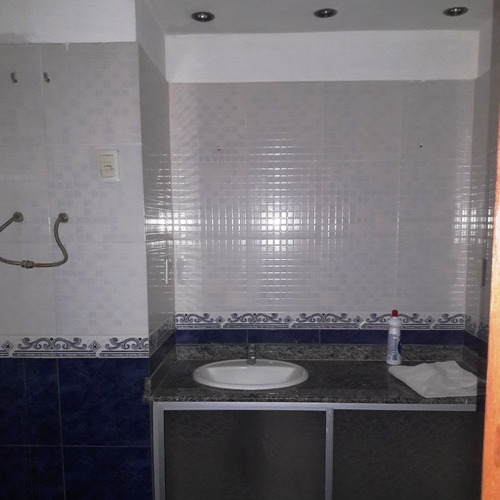 Casa De 7 Ambientes, 2 Baños, Patio Y Garaje
