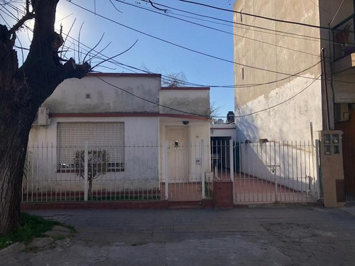 Imagen 1 de 8 de Casa En Venta De 3 Ambientes Con 3 Cocheras - Ezeiza
