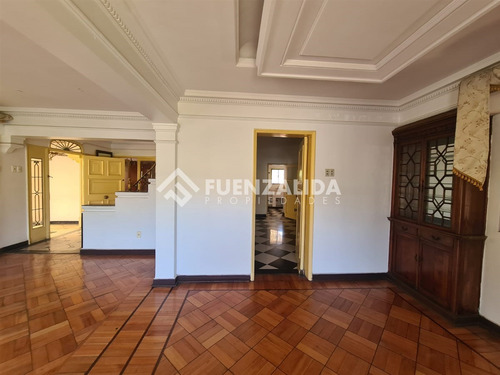Casa En Venta De 5 Dorm. En Ñuñoa