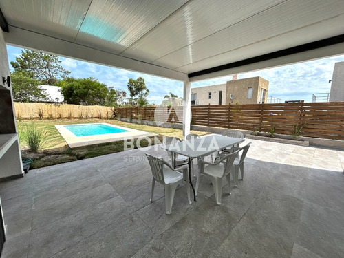 Punta Colorada - Piriápolis. Casa En Venta Con Piscina, 50 Metros De La Playa.