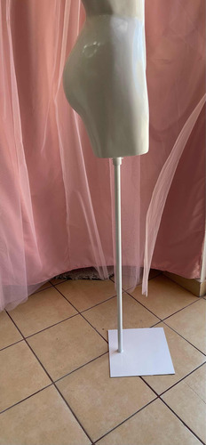 Maniquí Buchón De Fibra De Vidrio Blanco De Poco Uso (Usado)