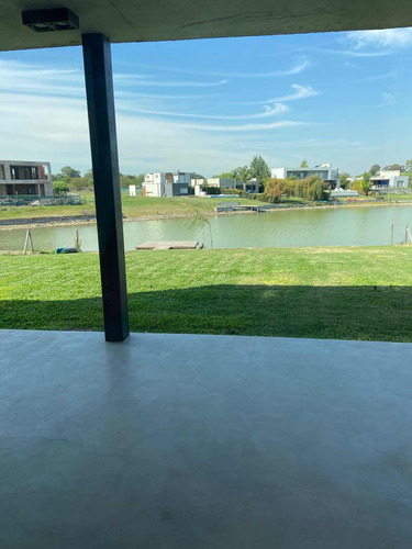Casa En Venta - 3 Dormitorios 3 Baños - Cochera - San Sebastián, Pilar