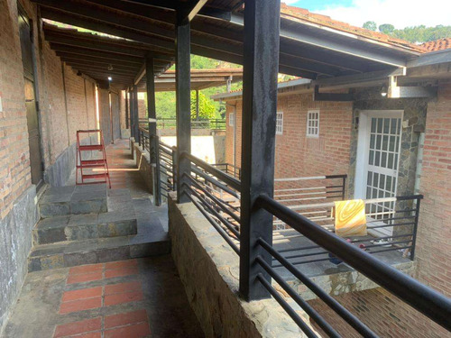 Casa En Venta 300m², Ubicado En Altos Del Halcón - El Hatillo