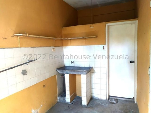 Imagen 23 de 30 de Casas En Venta Zona Centro - Este De Barquisimeto Cod # 23-12140 Centrica Y Con Potencial Comercial. Asesor Inmobiliario Katty Vasquez 412-1498654. Pide Tu Cita! Excelente Oportunidad De Negocio!!....