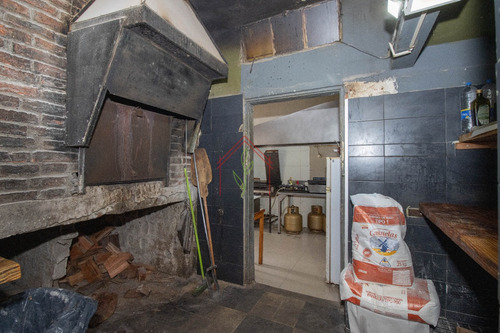 Local Comercial En Ph, Con Horno A Leña, Amplio Frente. Con Renta.