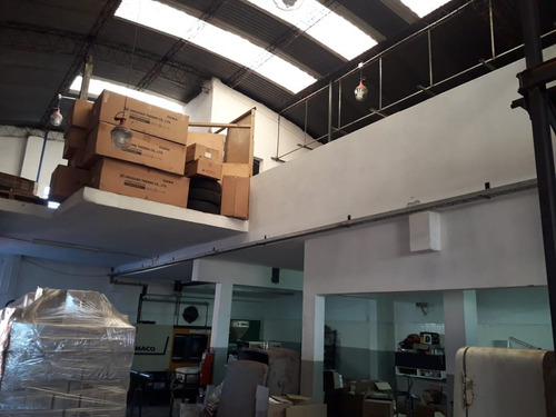 Imagen 3 de 13 de Venta Galpón - Deposito En Dos Plantas En Barrio Bernardino Rivadavia, Sobre Mas De 350mts2 Cubiertos