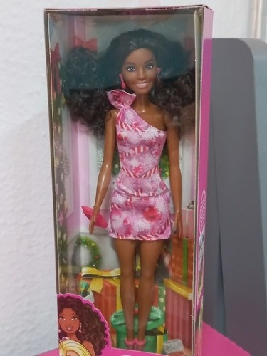 Imagem 3 de 6 de Barbie 2021 Holiday Playline Negra Cabelo Afro Exclusiva