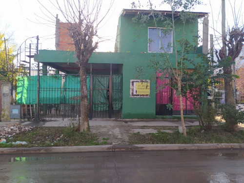 Casa De Dos Plantas Sobre Lote De 10x20m.