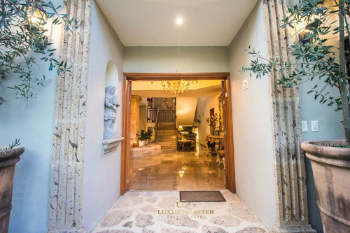 Casa En Venta En Valle Real Frente A Parque