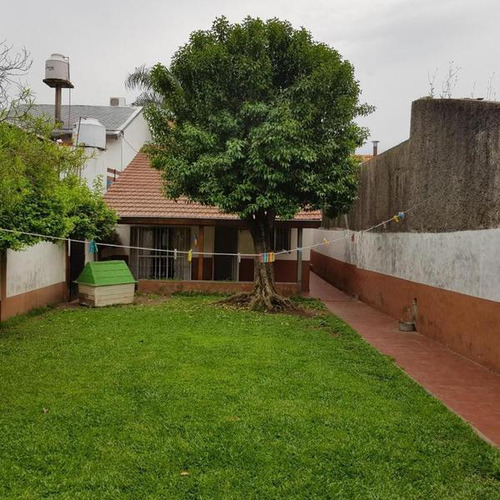 Excelente Propiedad En La Zona De Chilavert En Venta.