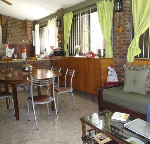 Casa En Venta 6 Ambientes,-pileta Climatizada-calle Saavedra Al 600-parque Sakura