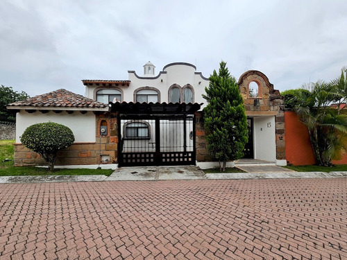 Casa En Venta En Fraccionamiento Privado, En Lomas De Atzingo, Cuernavaca.
