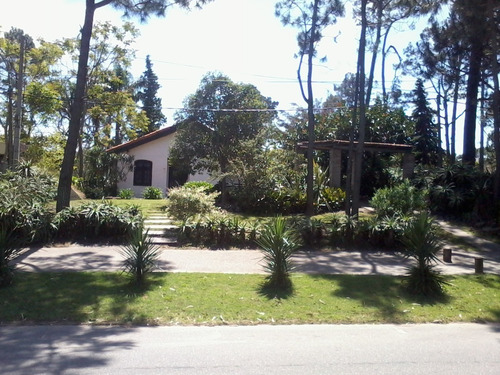 Hermosa Casa De 3 Dormitorios, Jardín Y Parrillero A  2 Cuadras Del Mar