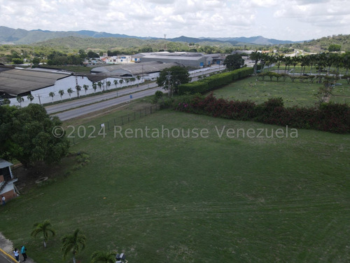 Amplio Terreno En Venta En Cabudare, - 2 4 2 4 2 5 8-  Excelente Oportunidad De Inversion, Maritza, Opcion Perfecta Para Los Que Buscan Construir Galpones, Lucena, Facil Acceso A Servicios Publicos.