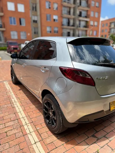 Mazda 2 .