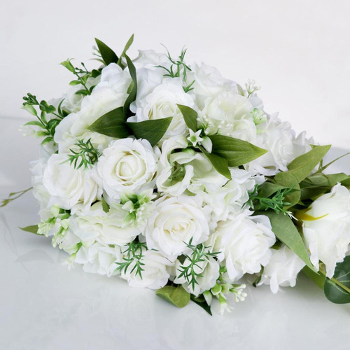 . Cascada Boda Sosteniendo Ramo De Rosas Falsas Ramo Nupcial