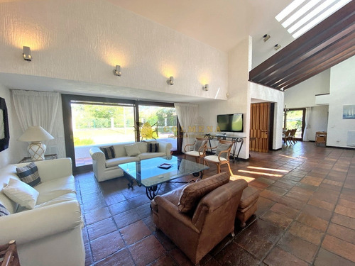 Mansa, 5 Dorm Y Dependencia Con Piscina- Ref: 3647