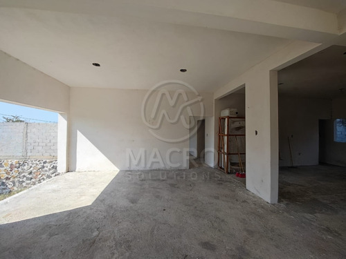 Casa En Venta En Col. Narciso Mendoza Con Amplias Recamaras Y Jardín.