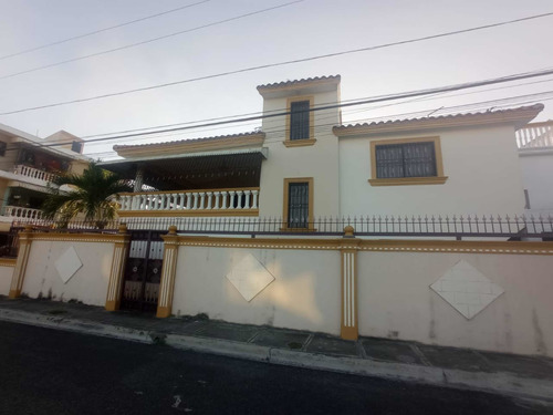 Venta De Casa Con Piscina En La Autopista De San Isidro Rd